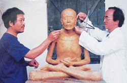 Nhà điêu khắc Bùi Đình Quang (trái) và nhà nhân chủng học Nguyễn Lân Cường tái tạo hình dạng của nhục thân thiền sư Chuyết Chuyết dựa vào di cốt còn lại - Ảnh tác giả cung cấp